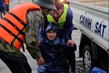 Người mẹ gào khóc sau khi con trai bị cuốn trôi giữa dòng nước lũ