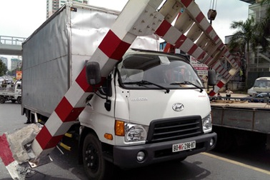 Hà Nội: Xe biển ngoại giao “hạ gục” khung chắn trên cầu vượt  