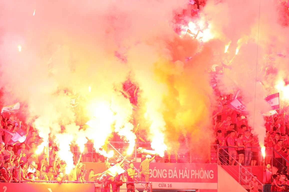 Cúp Tứ hùng và màn pháo sáng tự do gây nguy hiểm trên sân Lạch Tray - 1 Cúp Tứ hùng và màn pháo sáng tự do gây nguy hiểm trên sân Lạch Tray - 1