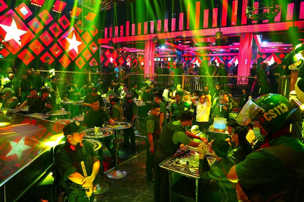 300 cảnh sát đột kích quán bar ở Phan Thiết, 42 người dương tính ma túy - 1 300 cảnh sát đột kích quán bar ở Phan Thiết, 42 người dương tính ma túy - 1