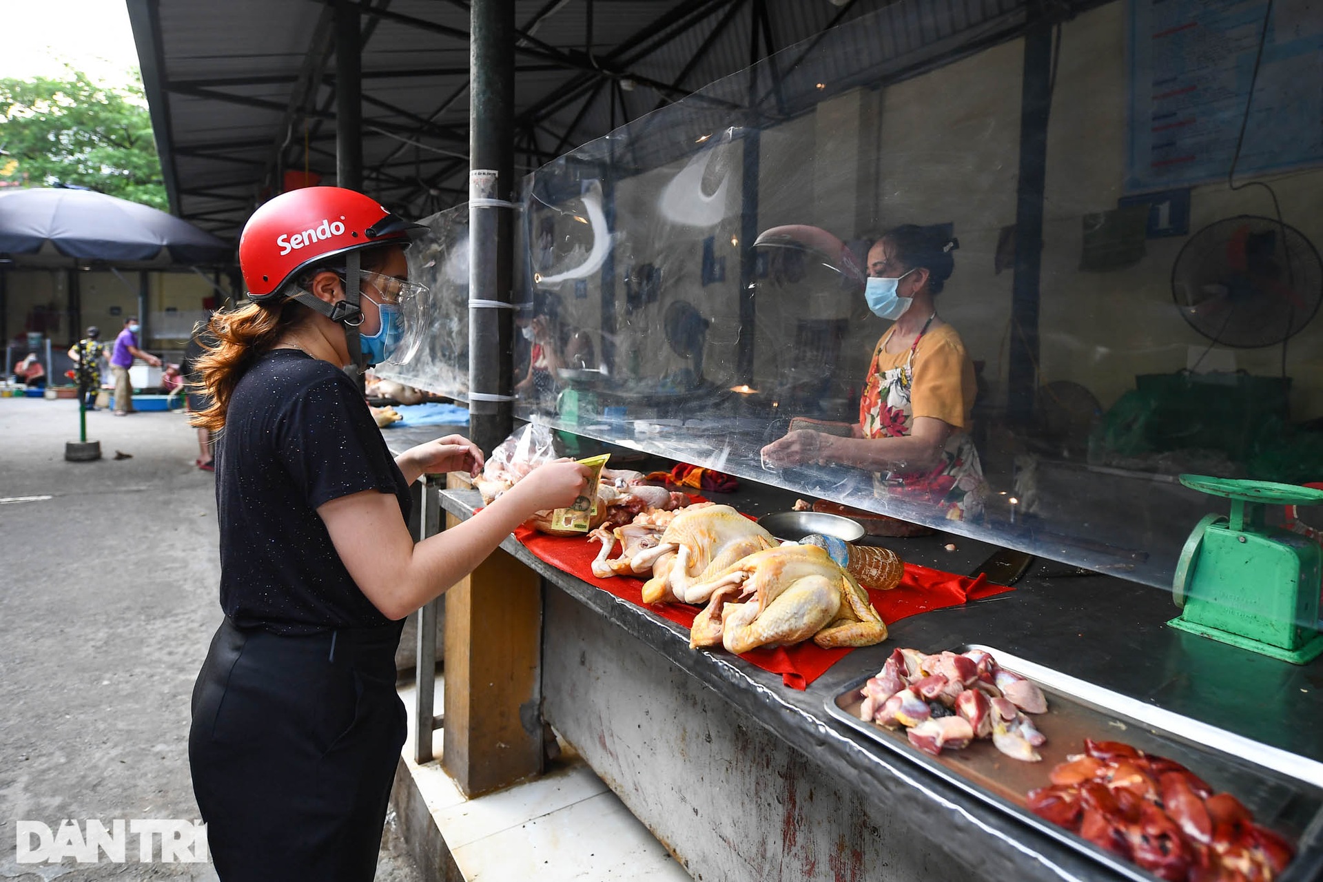 Độc đáo những phương pháp phòng dịch tại các chợ dân sinh ở Hà Nội - 9 Độc đáo những phương pháp phòng dịch tại các chợ dân sinh ở Hà Nội - 9