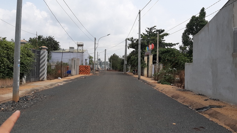 Thi nhau đổ lỗi vụ kỳ lạ hàng chục cột điện nằm chình ình ngay trên đường - 3 Thi nhau đổ lỗi vụ kỳ lạ hàng chục cột điện nằm chình ình ngay trên đường - 3
