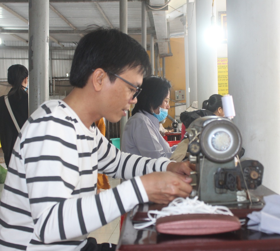 Phật tử Bạc Liêu may hàng ngàn khẩu trang từ thiện giữa mùa dịch Covid-19 - 4 Phật tử Bạc Liêu may hàng ngàn khẩu trang từ thiện giữa mùa dịch Covid-19 - 4