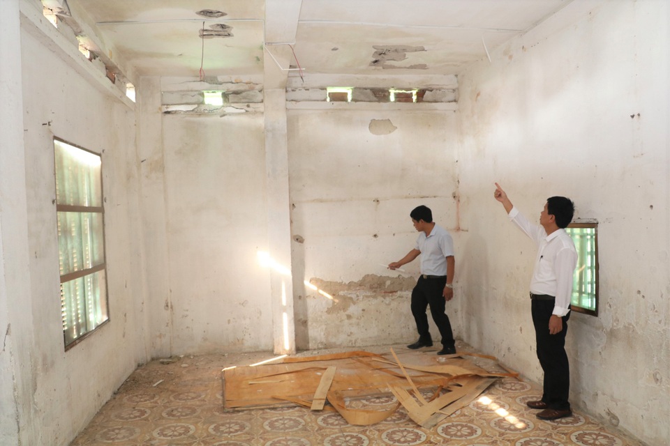 Trường “chờ sập” phải chuyển, phụ huynh vẫn mong con ở lại học lớp ẩm thấp - 5 Trường “chờ sập” phải chuyển, phụ huynh vẫn mong con ở lại học lớp ẩm thấp - 5