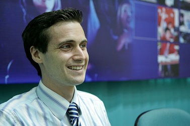 Video thầy Paul Stanton hát ca khúc Thủy Tiên