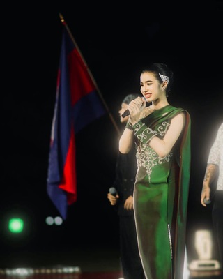 Công chúa 13 tuổi của Campuchia tỏa sức hút của một ngôi sao showbiz - 3