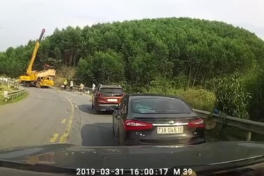 Kinh hoàng xe tải hạ gục xe cẩu đang cứu hộ công-ten-nơ