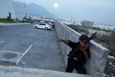 Các tay súng tấn công 2 thành phố Mexico, gần 40 người chết