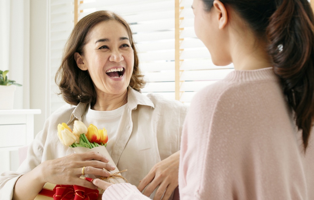 Gặp bạn gái cũ xấu tính của bố, mẹ tôi nói lời này khiến cô ấy cứng họng - 1 Gặp bạn gái cũ xấu tính của bố, mẹ tôi nói lời này khiến cô ấy cứng họng - 1