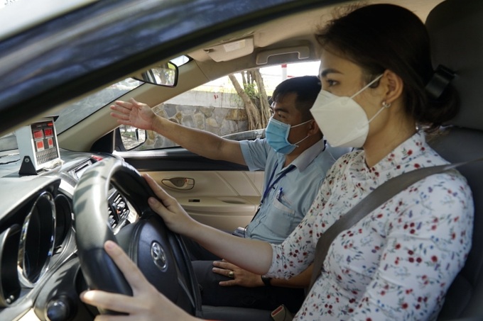 Giáo viên, người lao động tham gia đào tạo, sát hạch lái xe trực tiếp phải tiêm đủ 2 mũi vaccine hoặc đã tiêm 1 mũi thứ nhất sau 14 ngày, đã khỏi bệnh Covid-19 có xác nhận của cơ quan y tế.