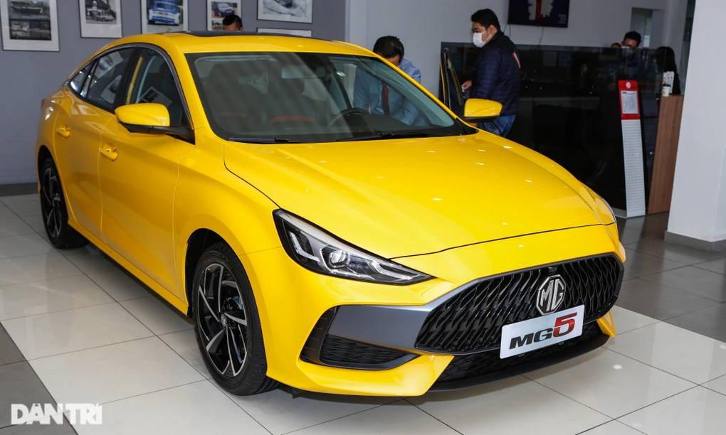 Ô tô đua nhau tăng giá, khách Việt mua xe đắt thêm cả trăm triệu đồng - 7 Ô tô đua nhau tăng giá, khách Việt mua xe đắt thêm cả trăm triệu đồng - 7