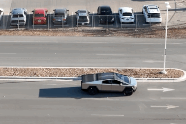 Xem xe Tesla Cybertruck lăn bánh ngoài đời thực, thể hiện cua hẹp xuất sắc