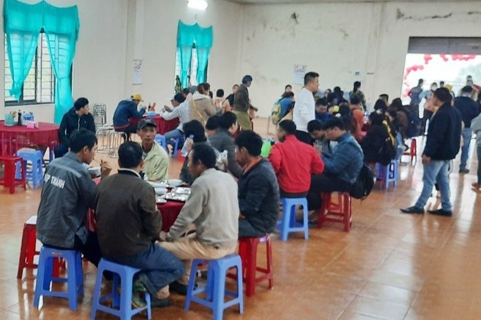 Người lao động nghèo, sinh viên xa nhà ấm lòng với Quán cơm 5000 - 12 Người lao động nghèo, sinh viên xa nhà ấm lòng với Quán cơm 5000 - 12