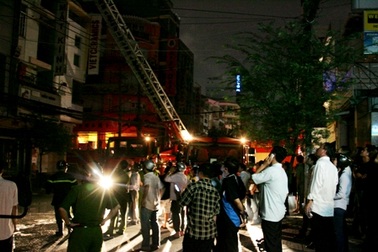 TPHCM: Cháy lớn do chập điện bảng hiệu