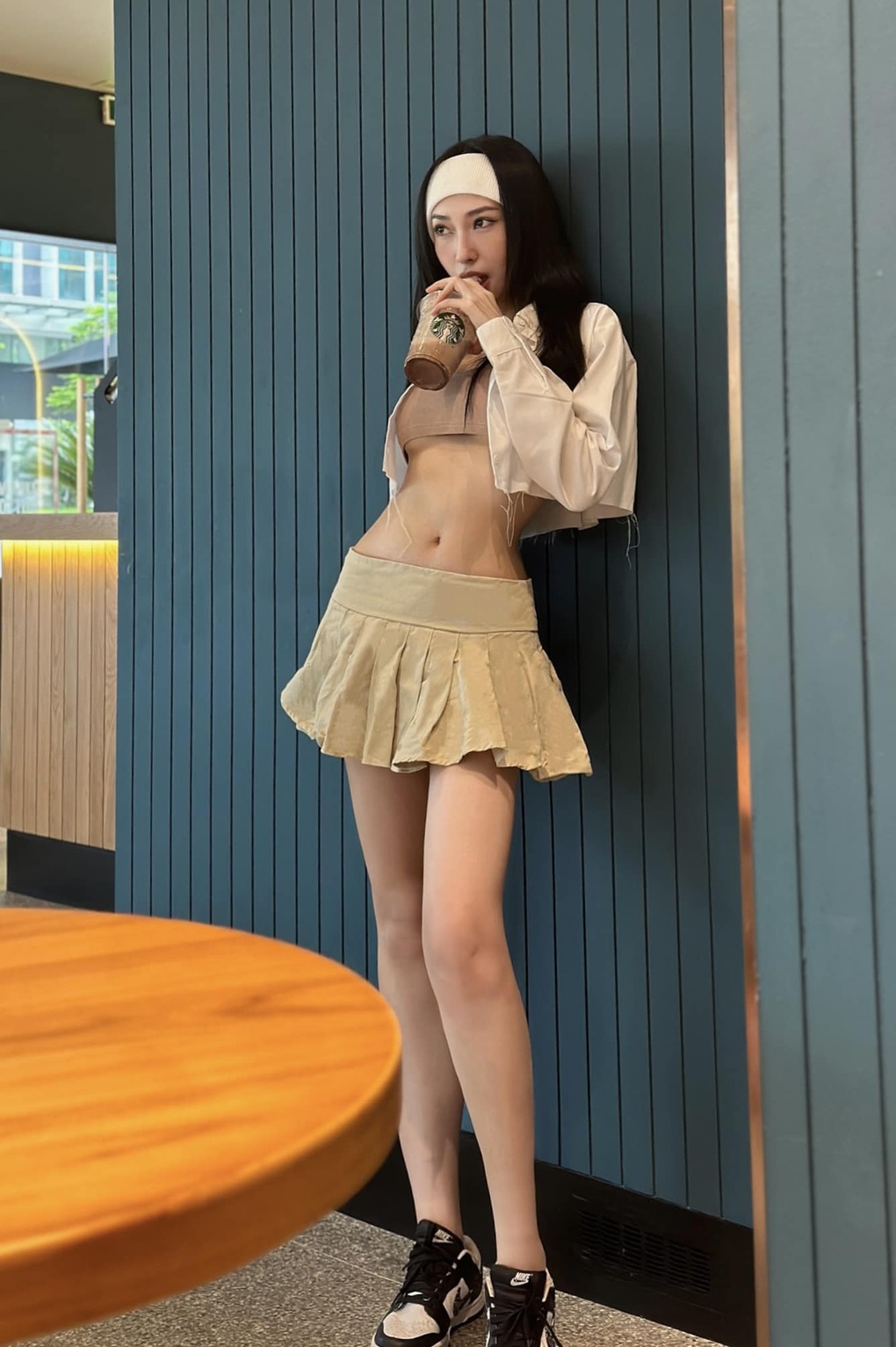 Khổng Tú Quỳnh đời thường thích diện váy áo ngắn, cắt xẻ táo bạo - 1 Khổng Tú Quỳnh đời thường thích diện váy áo ngắn, cắt xẻ táo bạo - 1