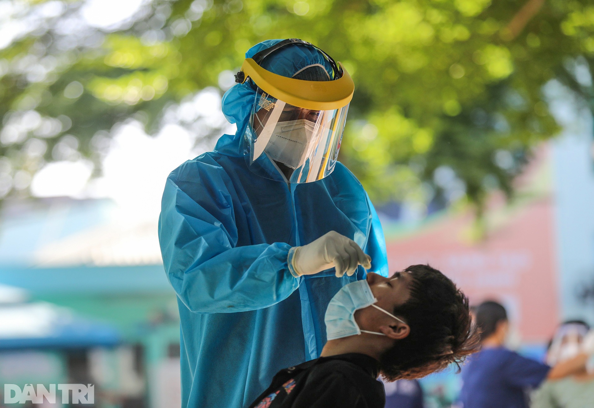 Xét nghiệm Covid-19 cho 110.000 sĩ tử TPHCM trước kỳ thi tốt nghiệp THPT - 16 Xét nghiệm Covid-19 cho 110.000 sĩ tử TPHCM trước kỳ thi tốt nghiệp THPT - 16