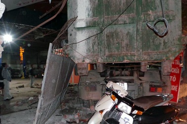 Hà Nội: Xe chở rác gây tai nạn liên hoàn, 8 người nhập viện