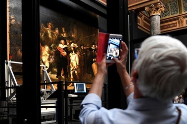 Vì sao phải phục chế siêu phẩm hội họa bên trong... lồng kính trong suốt?