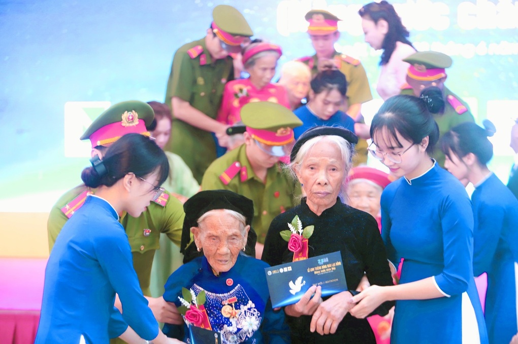 Trưng bày ảnh Hà Nội - Tiếp nối truyền thống Uống nước nhớ nguồn - 4 Trưng bày ảnh Hà Nội - Tiếp nối truyền thống Uống nước nhớ nguồn - 4