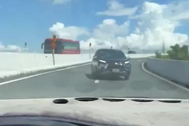 Ô tô thản nhiên quay đầu, chạy ngược chiều trên cao tốc