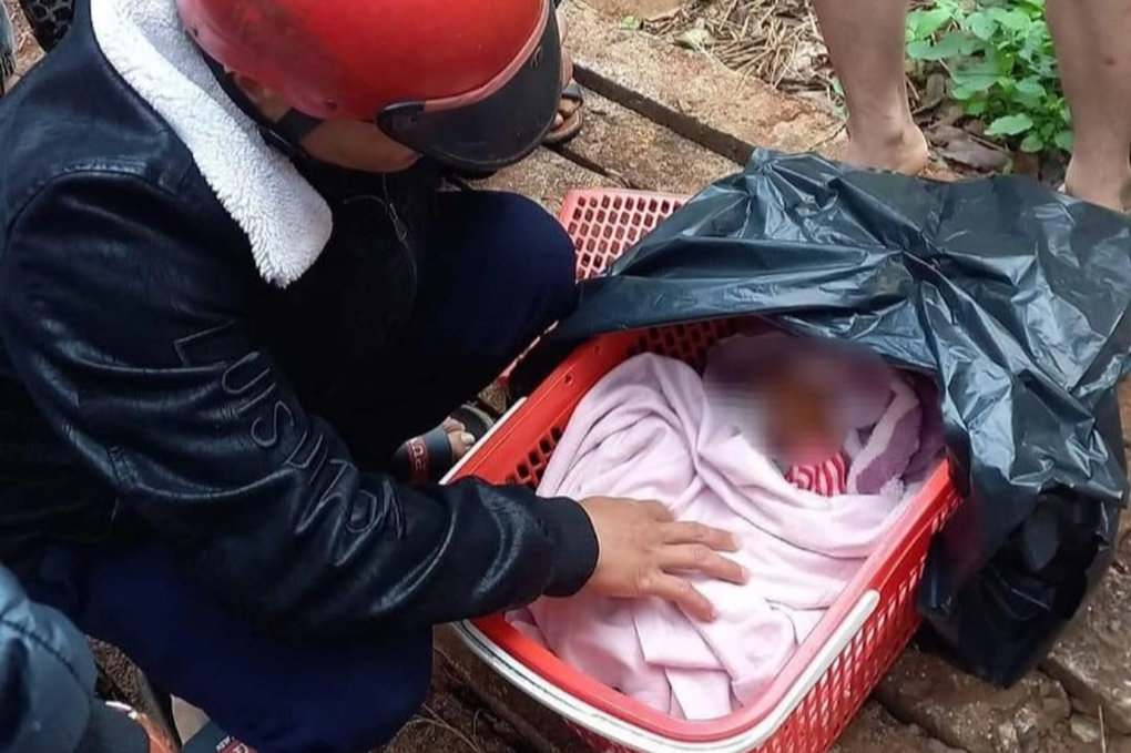 Bé gái còn nguyên dây rốn bị bỏ bên vệ đường giữa trời đông rét buốt - 1 Bé gái còn nguyên dây rốn bị bỏ bên vệ đường giữa trời đông rét buốt - 1