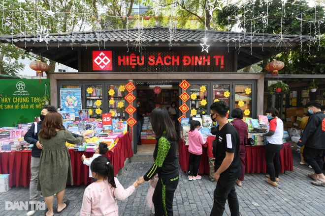 Nhộn nhịp Phố Sách xuân thời Covid: Xuân trao tri thức - Trọn Tết sum vầy - 7 Nhộn nhịp Phố Sách xuân thời Covid: Xuân trao tri thức - Trọn Tết sum vầy - 7