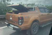 Bé trai ngồi trên thùng xe bán tải chạy cao tốc từ Hà Nội đi Thanh Hóa