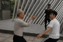 Kỳ lạ cụ ông dùng "võ gà" để đấu với thanh niên đáng tuổi cháu