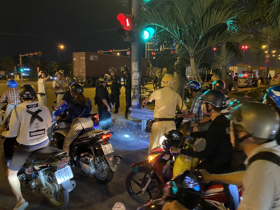 Cảnh sát cửa ngõ Sài Gòn xử lý hàng trăm trường hợp vi phạm giao thông - 5 Cảnh sát cửa ngõ Sài Gòn xử lý hàng trăm trường hợp vi phạm giao thông - 5