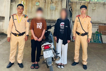 Hai nữ sinh vừa chạy xe máy vừa "tắm trên đường"