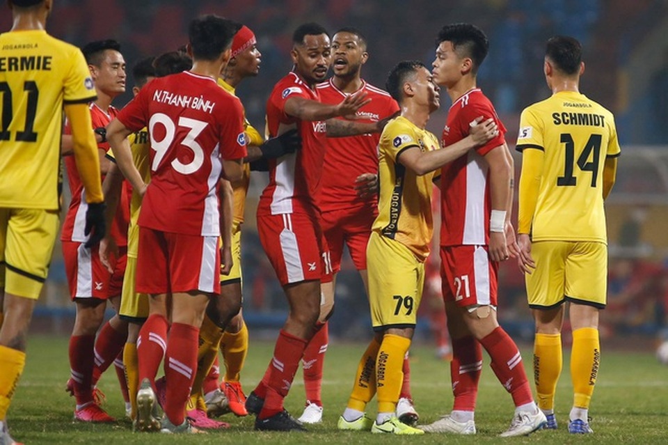 Căng thẳng các cặp đấu trên sân Pleiku và Hàng Đẫy ở vòng 3 V-League - 3