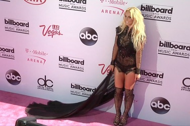 Britney Spears trẻ trung với váy ngắn