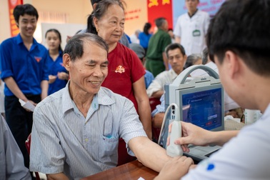 Khám bệnh miễn phí, tặng quà tri ân gần 300 người có công tại Quảng Trị