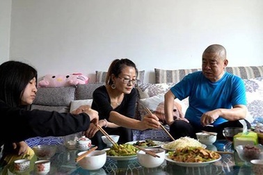 Cuộc sống mới của người đàn ông "đóng băng thi thể vợ" chờ hồi sinh