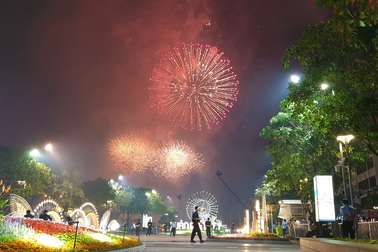 Màn pháo hoa rực rỡ trên bầu trời Sài Gòn