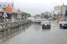 Xe con hứng trọn "bom nước" từ xe tải dù trời khô ráo