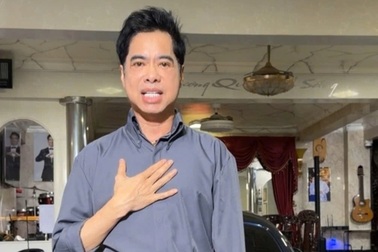 Ca sĩ Ngọc Sơn đến trụ sở công an xin kiểm tra ma túy
