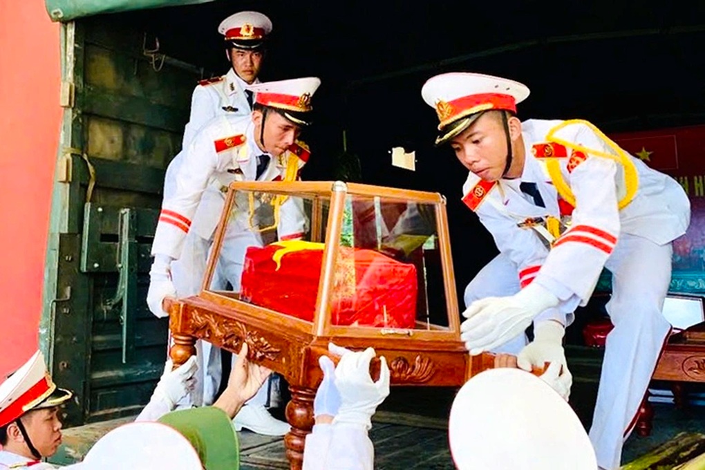 Đoàn người đứng chờ giữa nắng nóng đón 17 liệt sỹ hy sinh ở Lào về đất Mẹ - 1 Đoàn người đứng chờ giữa nắng nóng đón 17 liệt sỹ hy sinh ở Lào về đất Mẹ - 1
