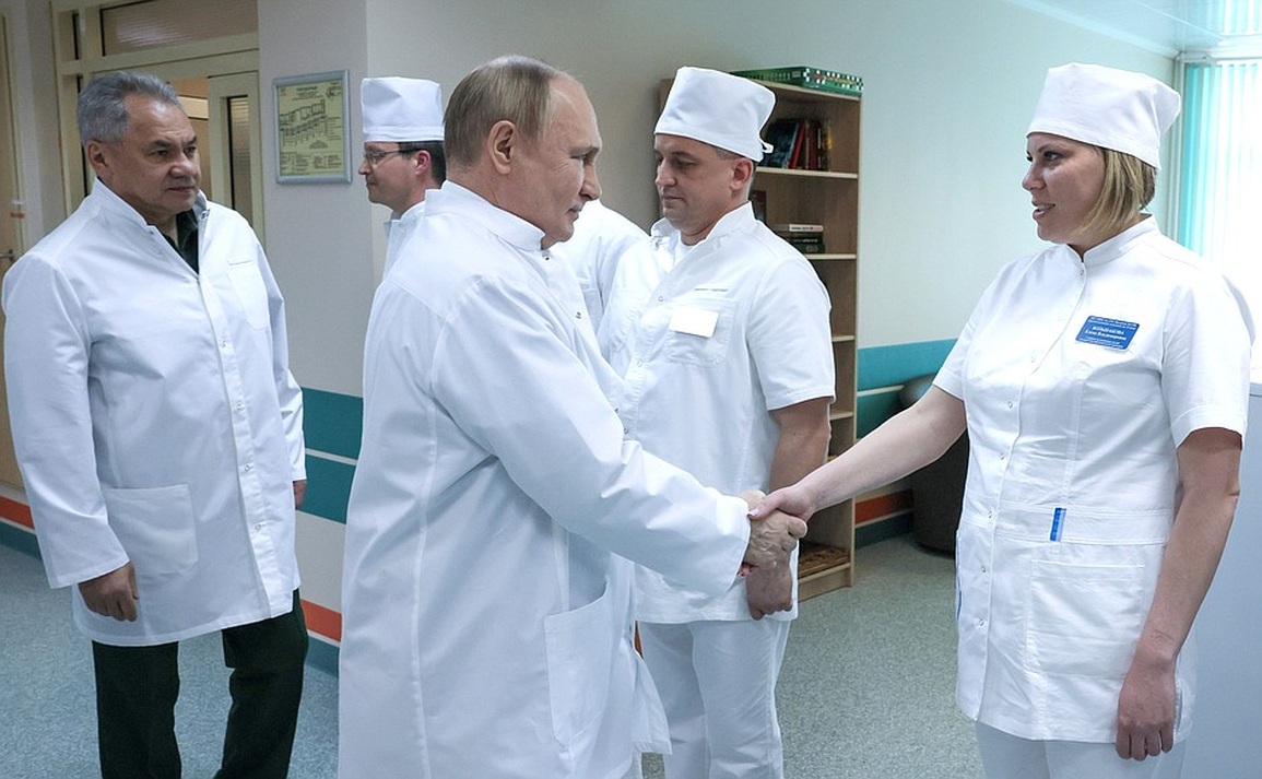 Tổng thống Putin tới bệnh viện thăm thương binh Nga tham chiến ở Ukraine - 2 Tổng thống Putin tới bệnh viện thăm thương binh Nga tham chiến ở Ukraine - 2