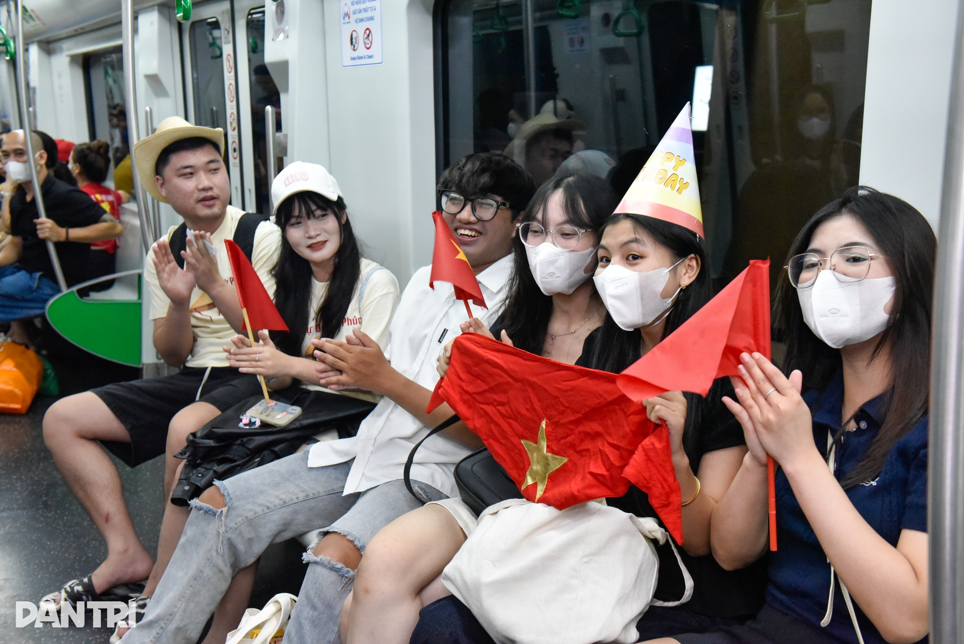 Hà Nội: Xuyên đêm nối những nhịp tàu rạo rực tình yêu đất nước - 8 Hà Nội: Xuyên đêm nối những nhịp tàu rạo rực tình yêu đất nước - 8