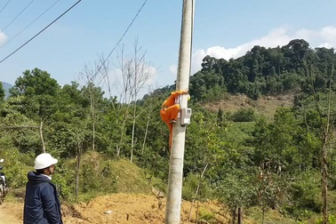 Kéo điện cho bà con vùng cao