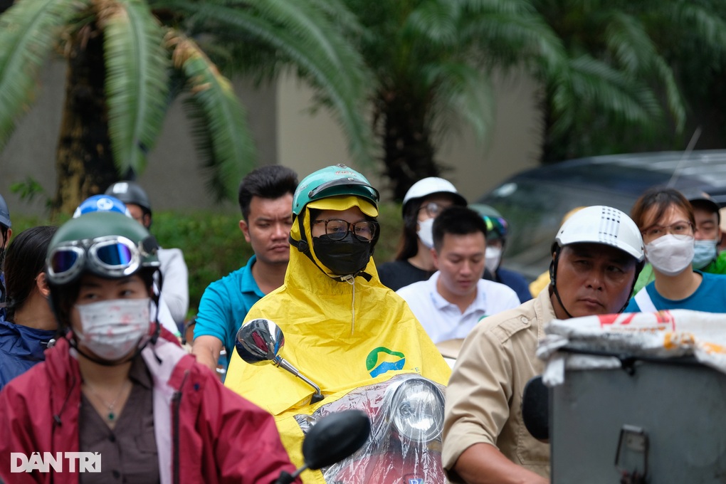Mưa lớn giờ cao điểm, nhiều tuyến phố Hà Nội ùn tắc - 7 Mưa lớn giờ cao điểm, nhiều tuyến phố Hà Nội ùn tắc - 7
