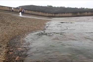 Đập tràn thủy lợi xuống cấp, gia cố đơn sơ bằng nêm gỗ