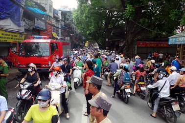 Hà Nội: Ùn tắc vì hỏa hoạn vào giờ cao điểm