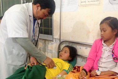 Đồ chơi “lạ” phát nổ, ít nhất 32 học sinh nhập viện