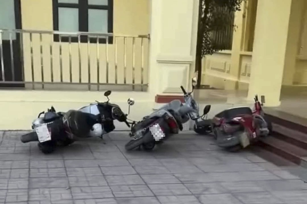 Người phụ nữ chửi bới, đạp đổ hàng loạt xe máy ở trụ sở ủy ban xã - 2 Người phụ nữ chửi bới, đạp đổ hàng loạt xe máy ở trụ sở ủy ban xã - 2