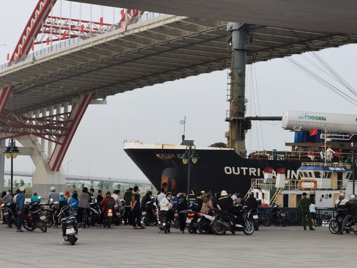 Tin thêm vụ tàu biển mắc kẹt gầm cầu hiện đại nhất Hải Phòng - 1 Tin thêm vụ tàu biển mắc kẹt gầm cầu hiện đại nhất Hải Phòng - 1