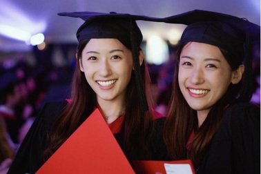 Cặp song sinh 23 tuổi xinh đẹp cùng tốt nghiệp ĐH Harvard danh tiếng