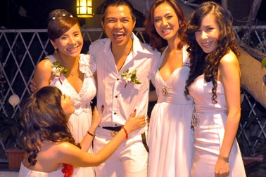 Thành viên nhóm 5 dòng kẻ sắp sinh con