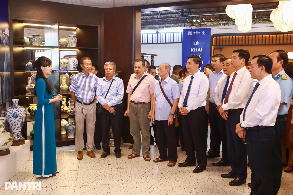 Ký ức Ngày Giải phóng Thủ đô tái hiện qua các tác phẩm gốm sứ - 1 Ký ức Ngày Giải phóng Thủ đô tái hiện qua các tác phẩm gốm sứ - 1